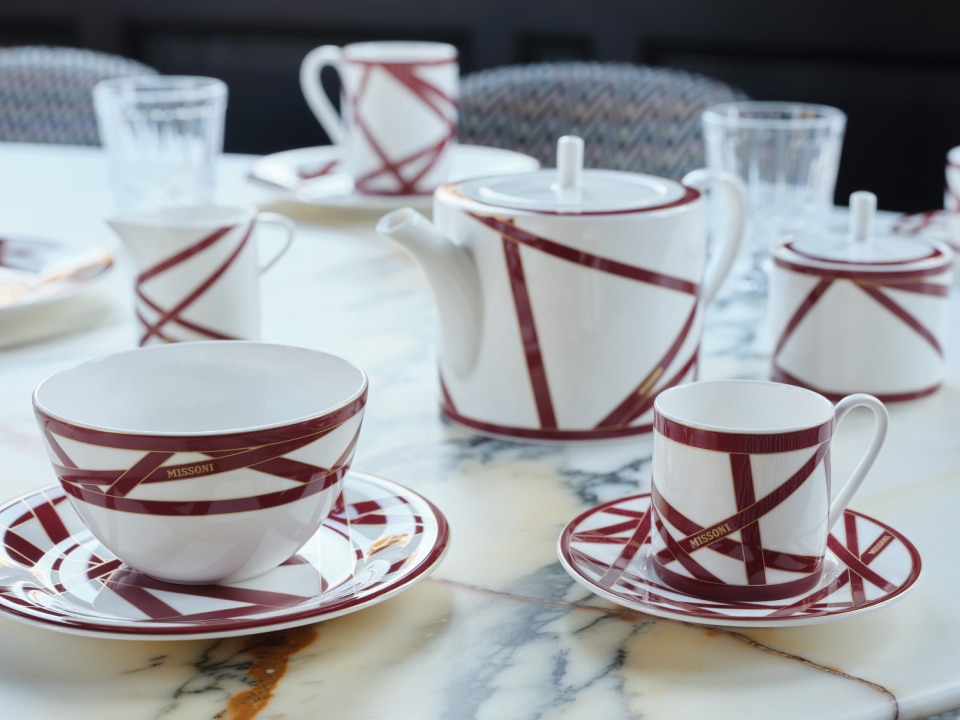 A table set with Nastri cups