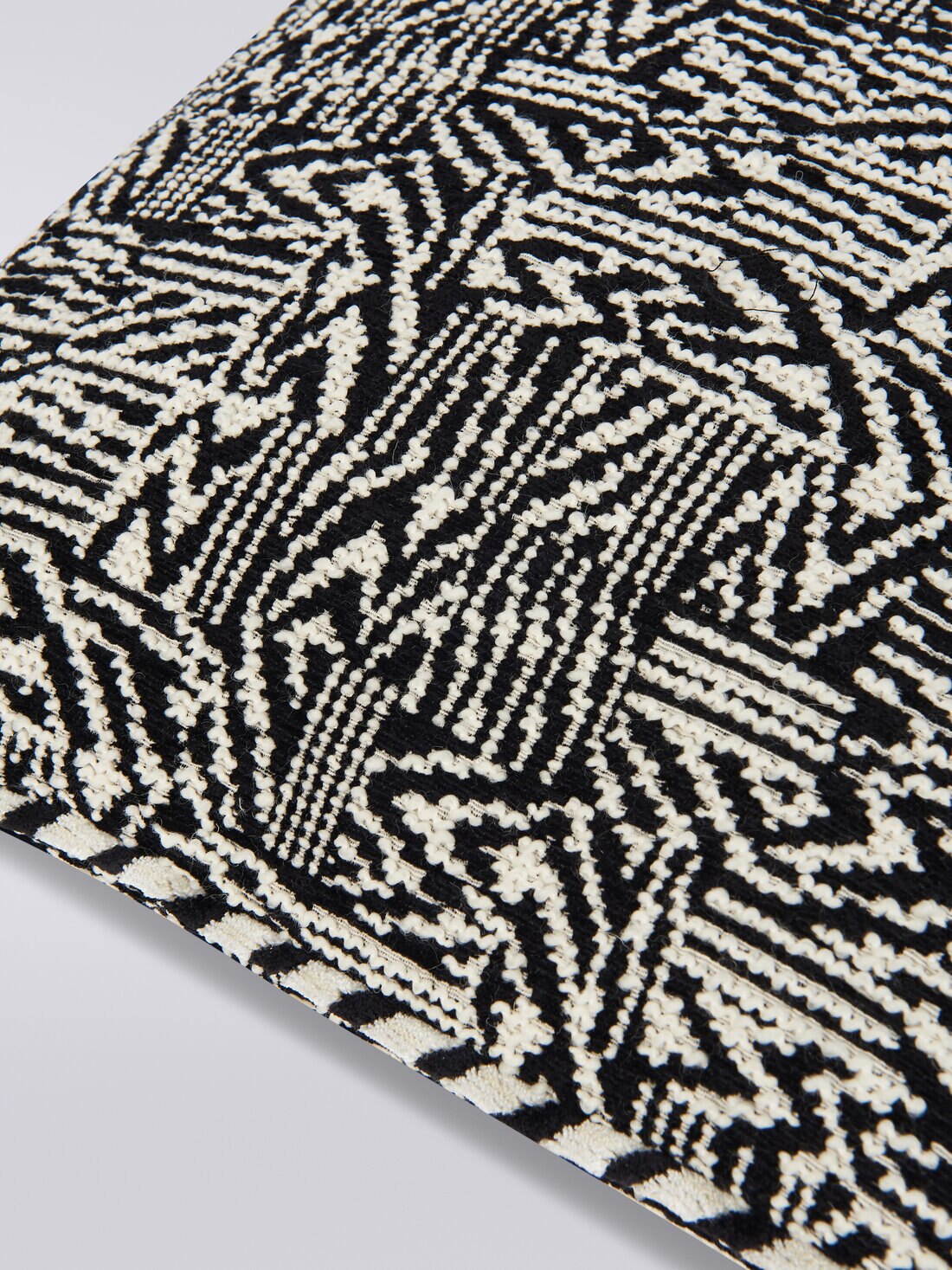 Noise Cushion 40X40, Black & White - 8051575830495 - 2