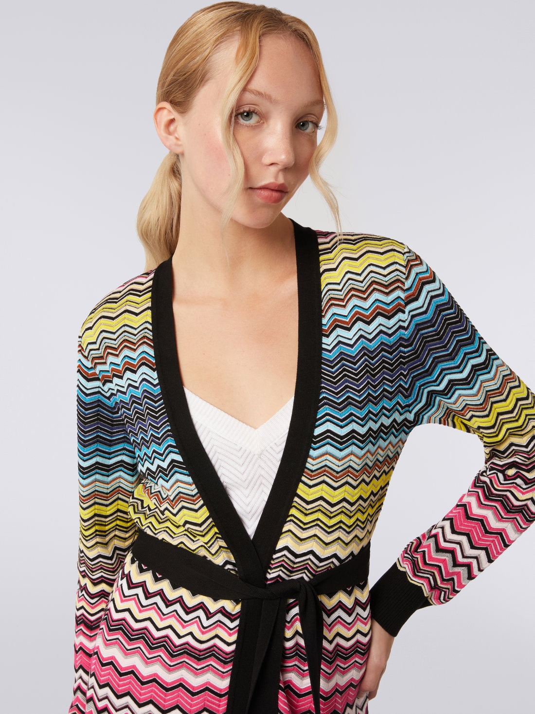 Cardigan long en coton et viscose à chevrons avec ceinture, Multicolore  - DS23SM0XBK022HSM8NH - 4