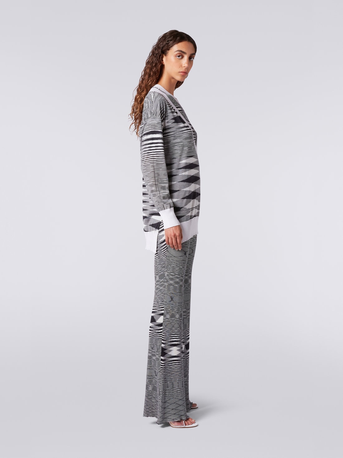 V-neck sweater in viscose blend, Black & White - DS23SN08BK020KF9001 - 2