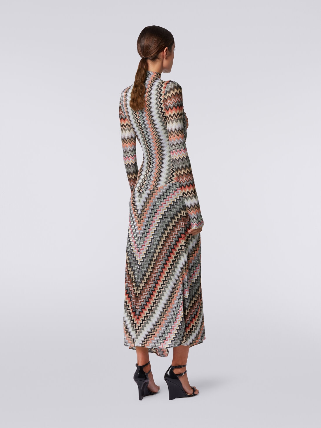 Langes Kleid aus Baumwolle und Viskose mit Zickzackmuster, Cut-Out-Detail und Schlitz, Mehrfarbig  - DS24SG26BR00UMSM96P - 3