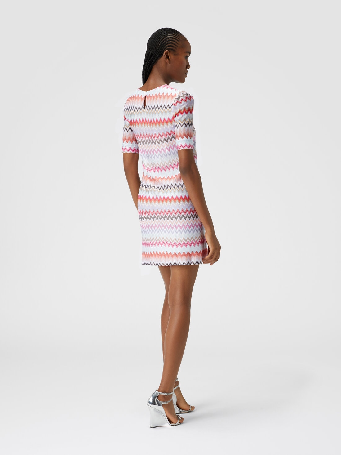 Kurzärmeliges Kleid aus Baumwolle und Viskose mit Zickzackmuster , Mehrfarbig  - DS24SG29BR00UMSM96Q - 2