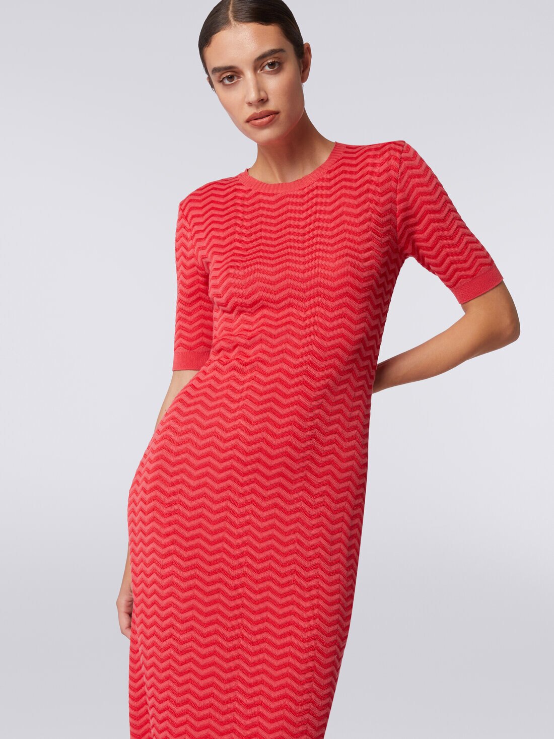 Robe mi-longue à col rond en mailles à chevrons, Rouge  - DS24SG2DBK033W81756 - 4