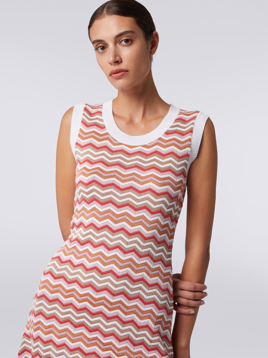 Sleeveless dress in zigzag knit , Multicoloured  - DS24SG2EBK034FSM9AN - 4