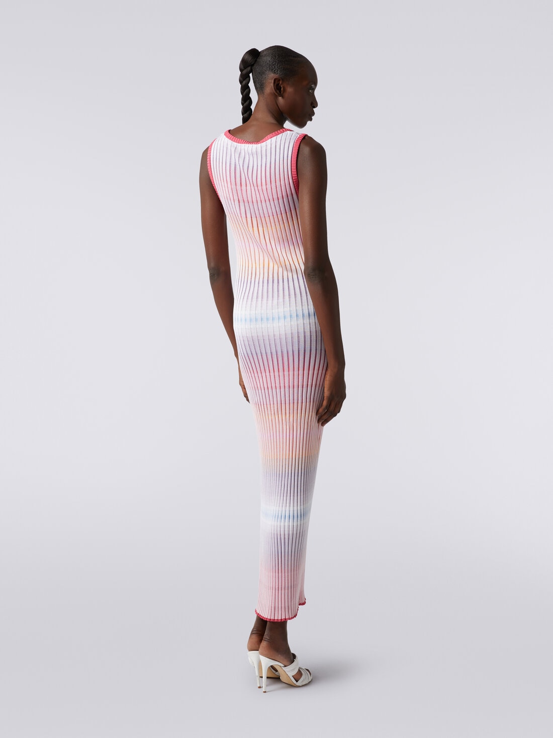 Langes Kleid aus gerippter Viskose , Mehrfarbig  - DS24SG5HBK040PSM9EM - 3