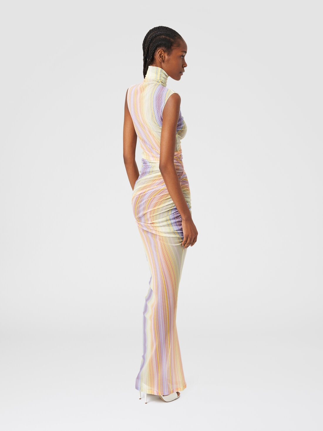Hochgeschlossenes Kleid aus Tüll mit seitlichen Raffungen, Mehrfarbig  - DS24SG5PBJ00KESM9E3 - 2