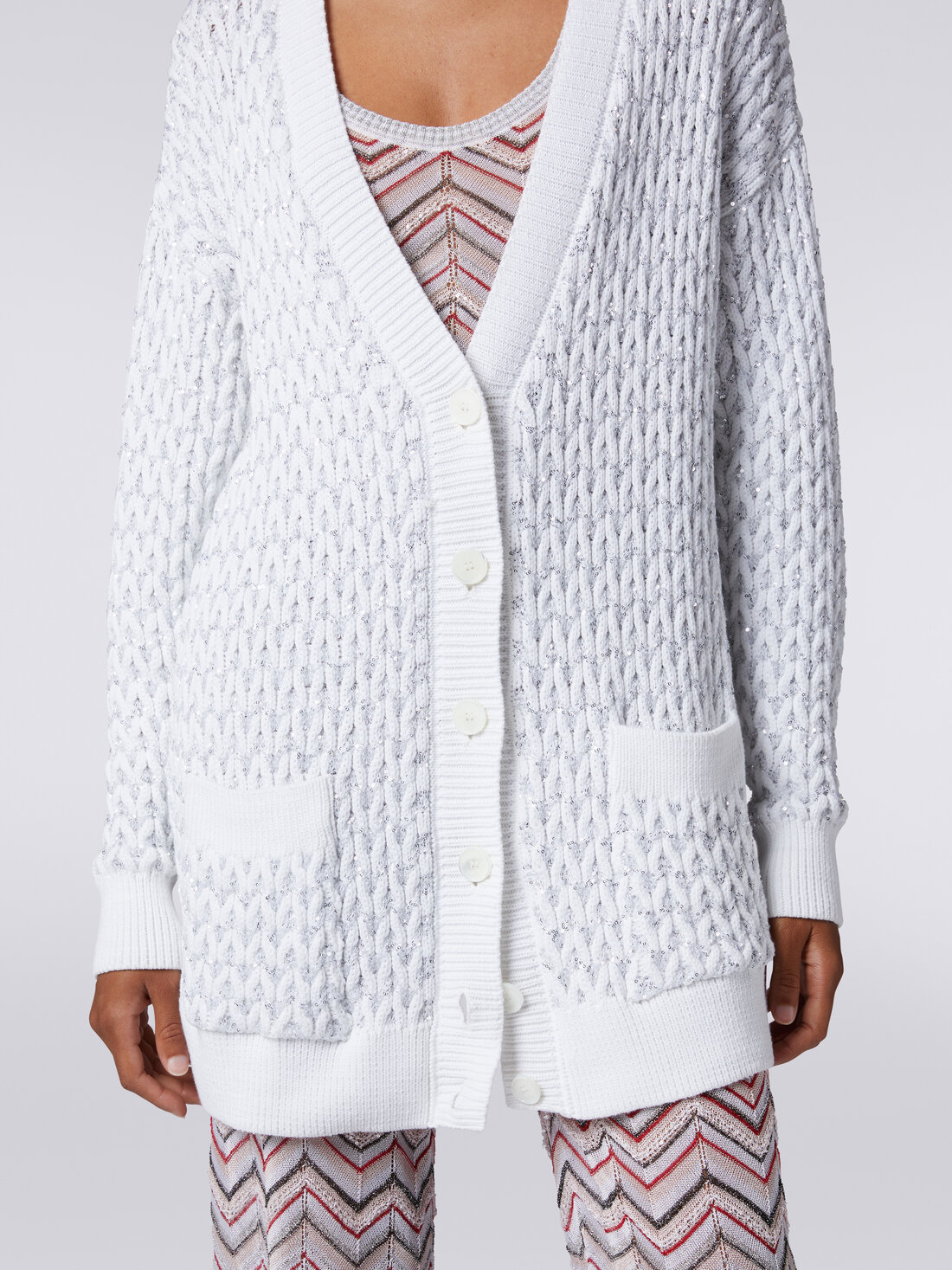Cardigan oversize in maglia con lavorazione a treccia e paillettes, Bianco  - DS24SM0GBK033OS00GS - 4