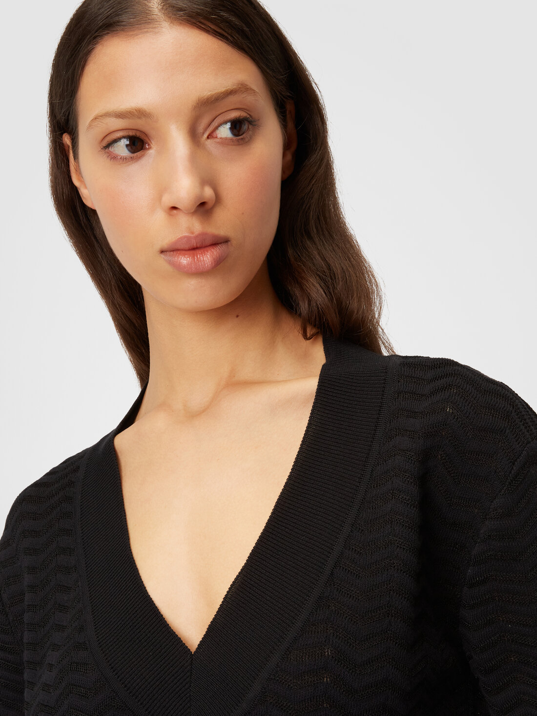V-neck pullover in zigzag knit, Black    - DS24SN0FBK033W93911 - 4