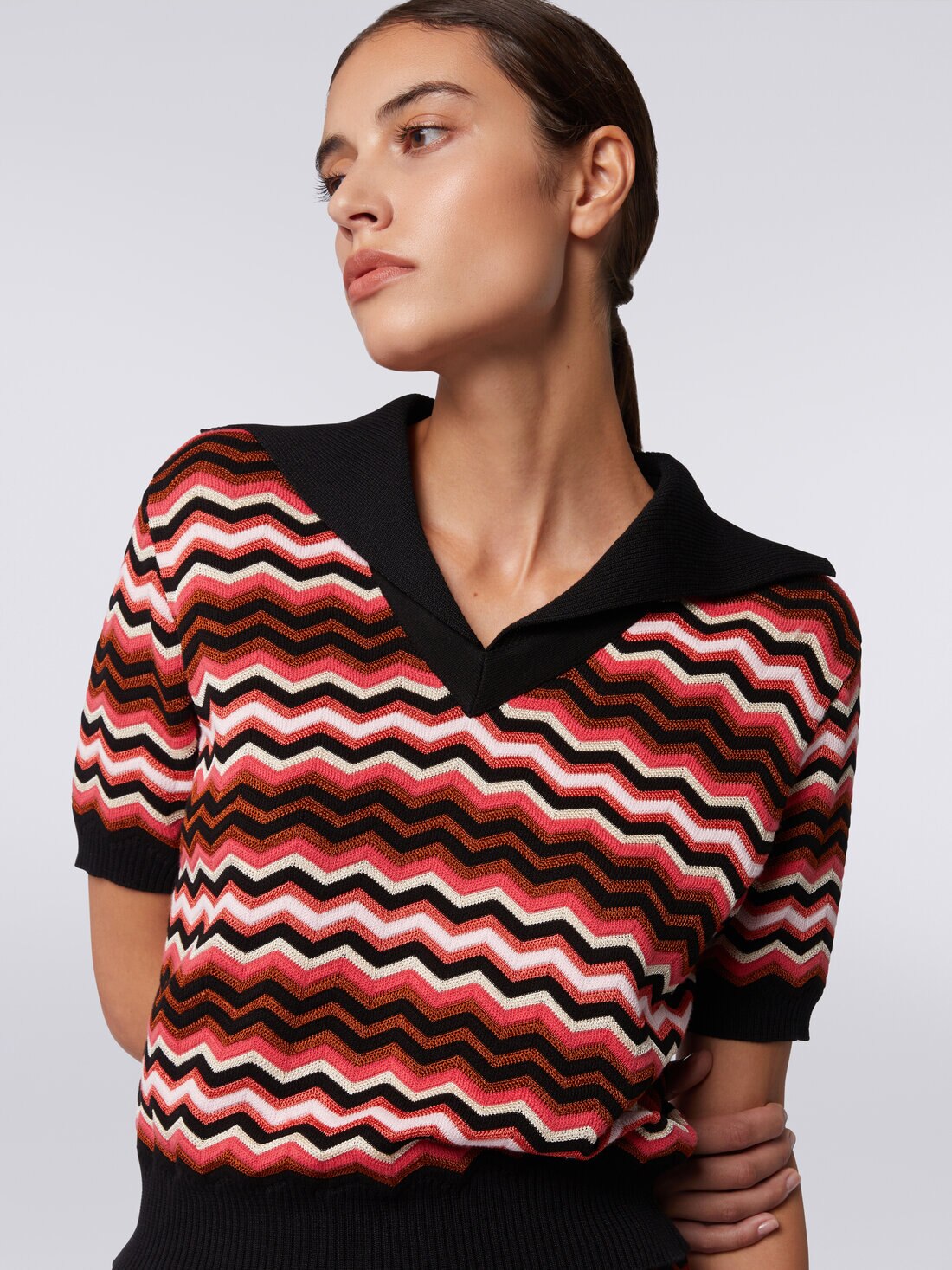 Short-sleeved chevron jumper with contrasting trim, Multicoloured  - DS24SN0HBK034FSM9AM - 4