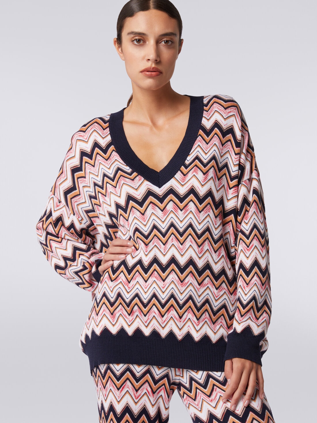 Oversized zigzag jumper with contrasting trim, Multicoloured  - DS24SN0PBK034ESM9AL - 4