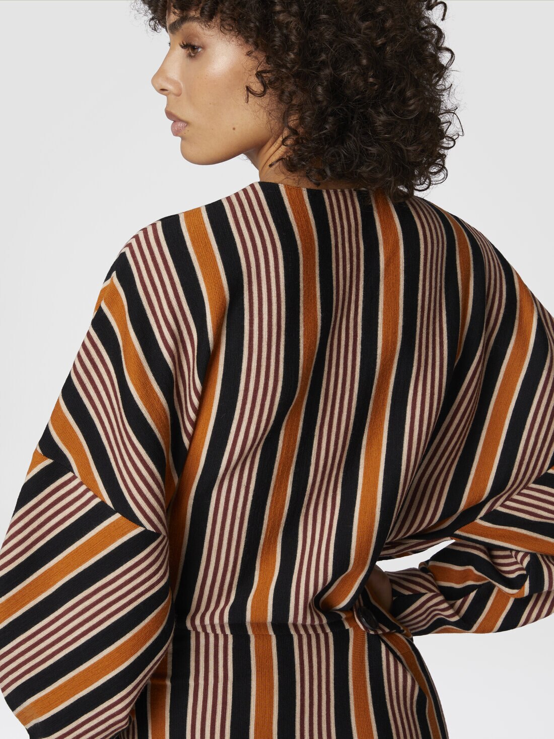 Langgestreiftes Wollkleid mit Kimono-Ärmeln, Mehrfarbig  - DS24WG2QBT008GSM9JX - 4