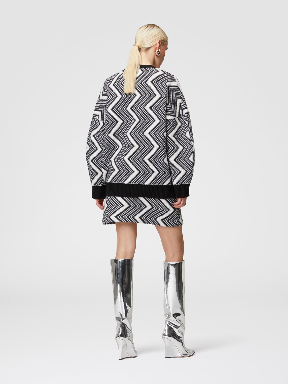 Oversized V-neck pullover in zigzag wool, Black & White - DS24WN1QBK041LS91LR - 2