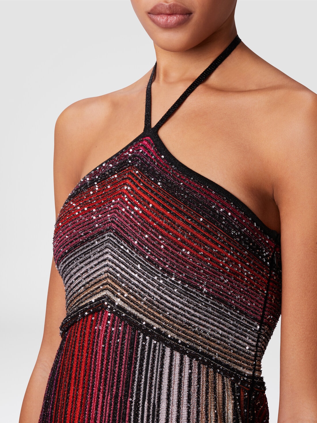 Abito lungo parzializzato a righe con paillettes e allacciatura al collo, Nero &  Rosso - DS25SG13BK042DSM9NA - 4