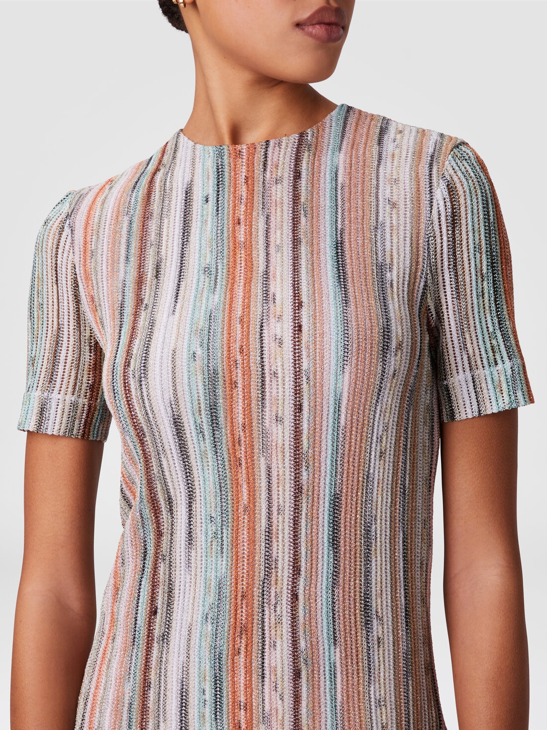 Minivestido de manga corta en viscosa flameada lamé a rayas, Multicolor  - DS25SG1HBR002HSM9KR - 4