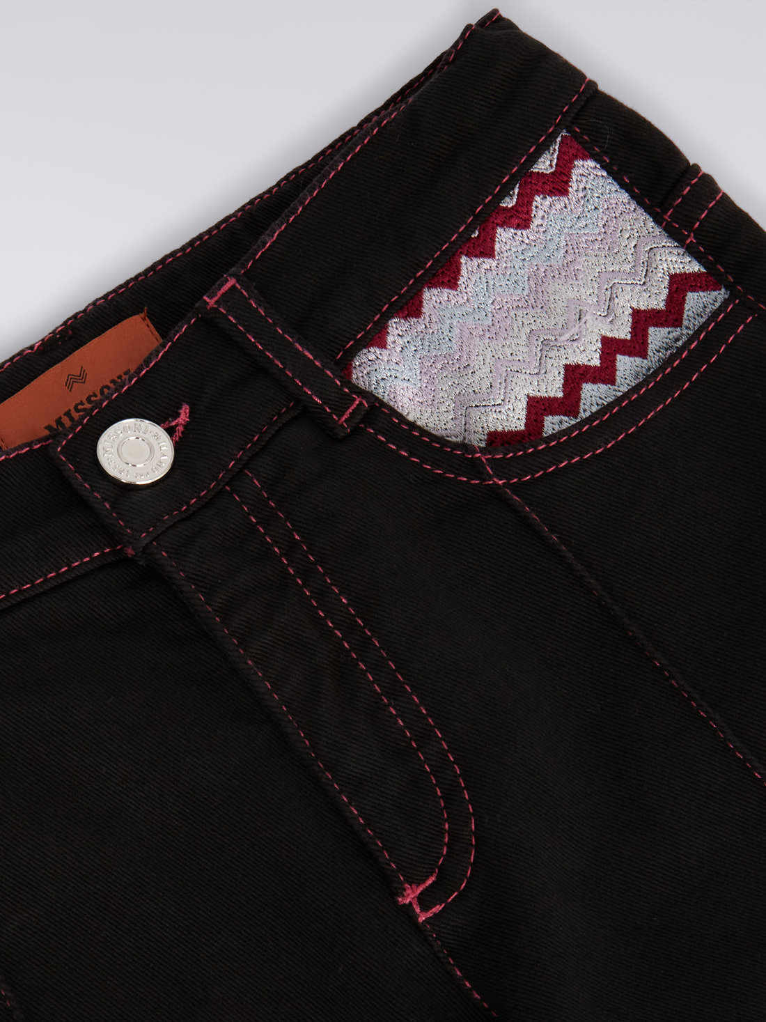 Jean à cinq poches avec empiècement à chevrons, Noir    - 8053147032689 - 2