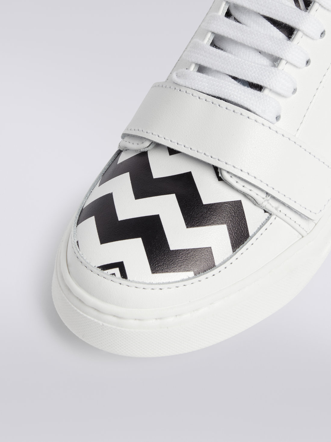 Trainers with zigzag pattern, Black & White - 8053147038445 - 3