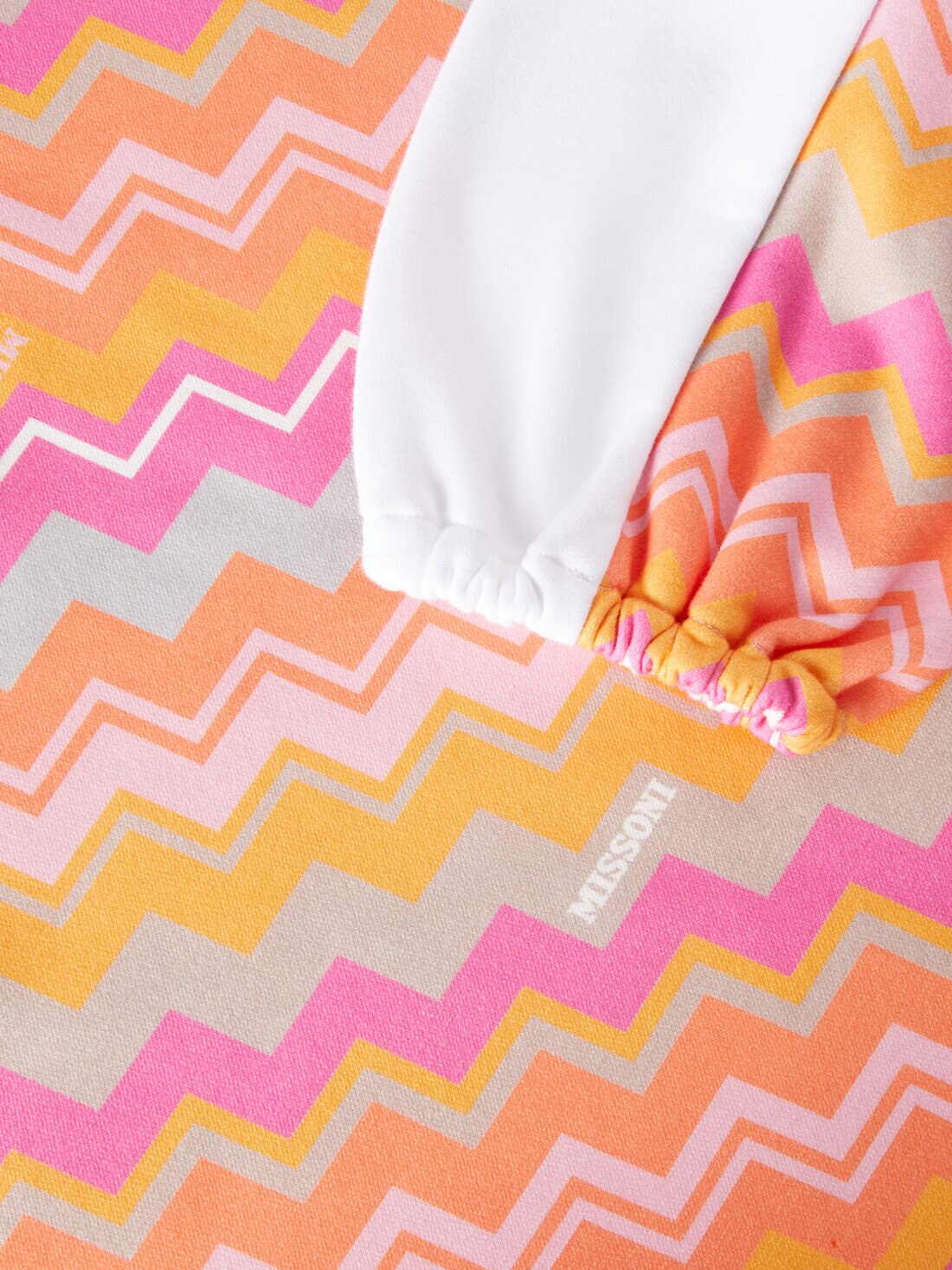 Cotton dress with zig zag inserts and logo, White & Multicoloured   - KS24WG02BV00GVS019C - 3