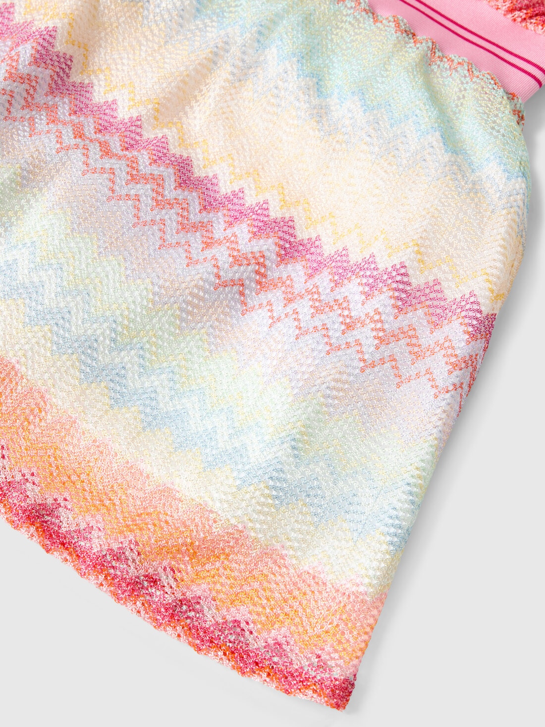 Short viscose dress with chevron pattern, Multicoloured  - KS25SG0BBV00HMSM9RT - 3