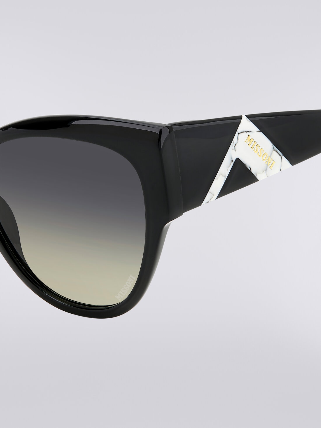 Sonnenbrille mit abgerundeter Fassung und kontrastierendem Einsatz plus Logo, Mehrfarbig  - 8053147194943 - 3