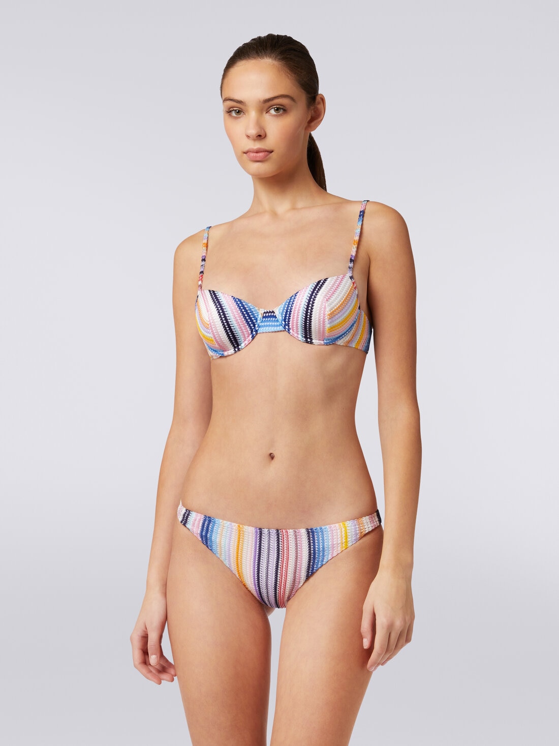 Gestreifter Bikini aus Viskosestrick, Mehrfarbig  - MC22SP01BR00UWS72EC - 1