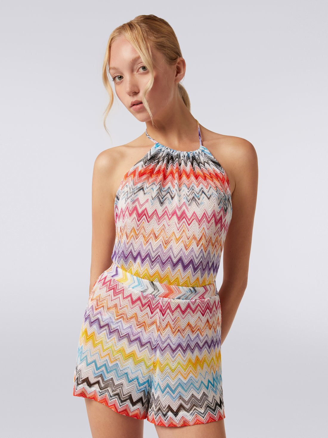 Mono corto en punto de viscosa flameada en zigzag, Multicolor  - MC23SG07BR00JKSM8LI - 4