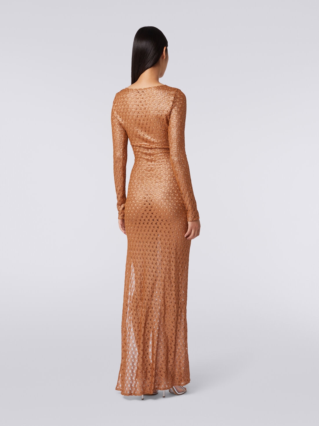 Langes Kleid in Spitzenoptik mit V-Ausschnitt und Applikationen, Braun - MS24SQ01BR00TC71052 - 3