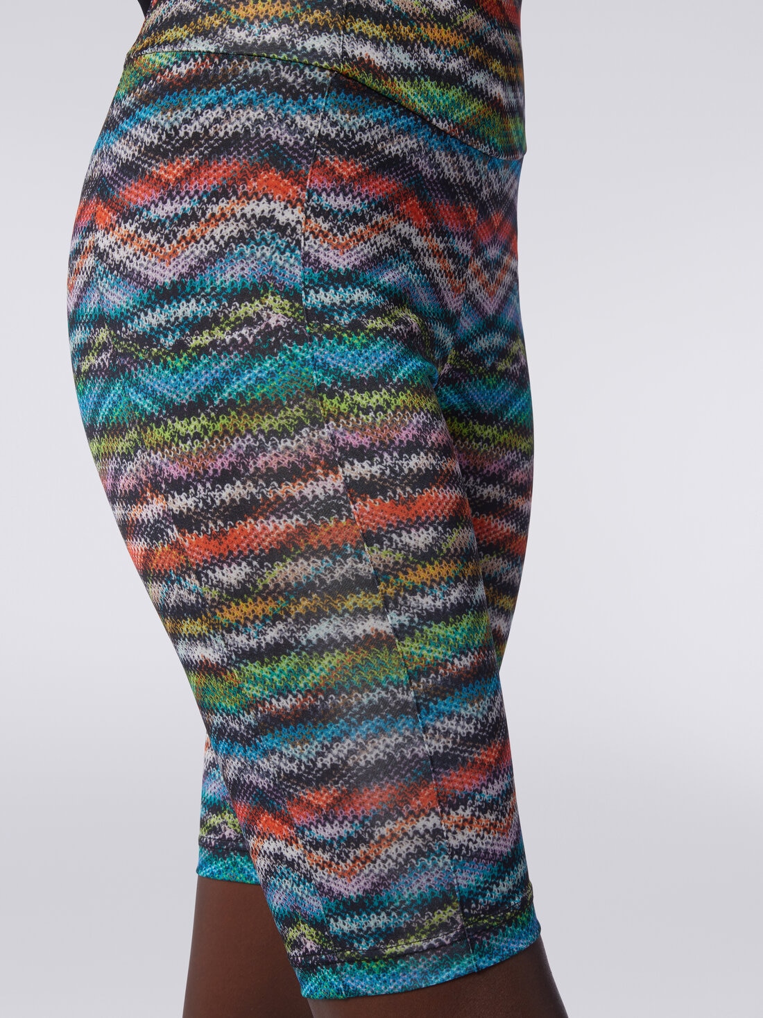 Shorts aus elastischem, bedrucktem Nylon, Mehrfarbig  - SS24SI0EBJ00IWSM9AA - 4