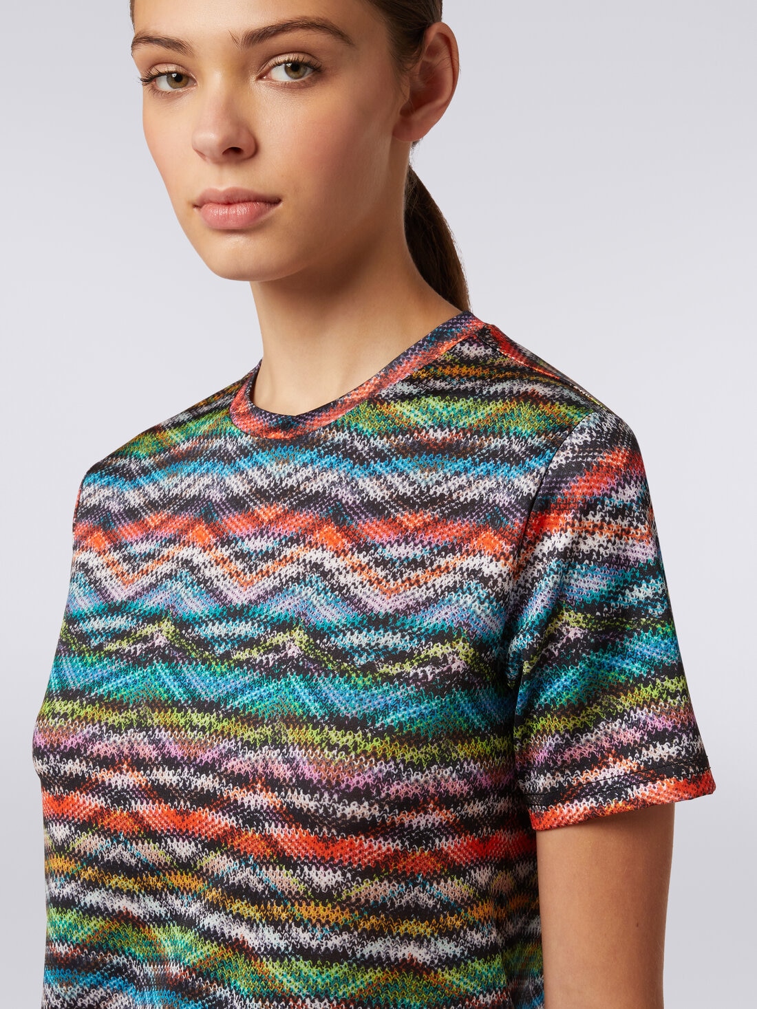 T-shirt in nylon stretch stampato, Multicolore  - SS24SL04BJ00IWSM9AA - 4