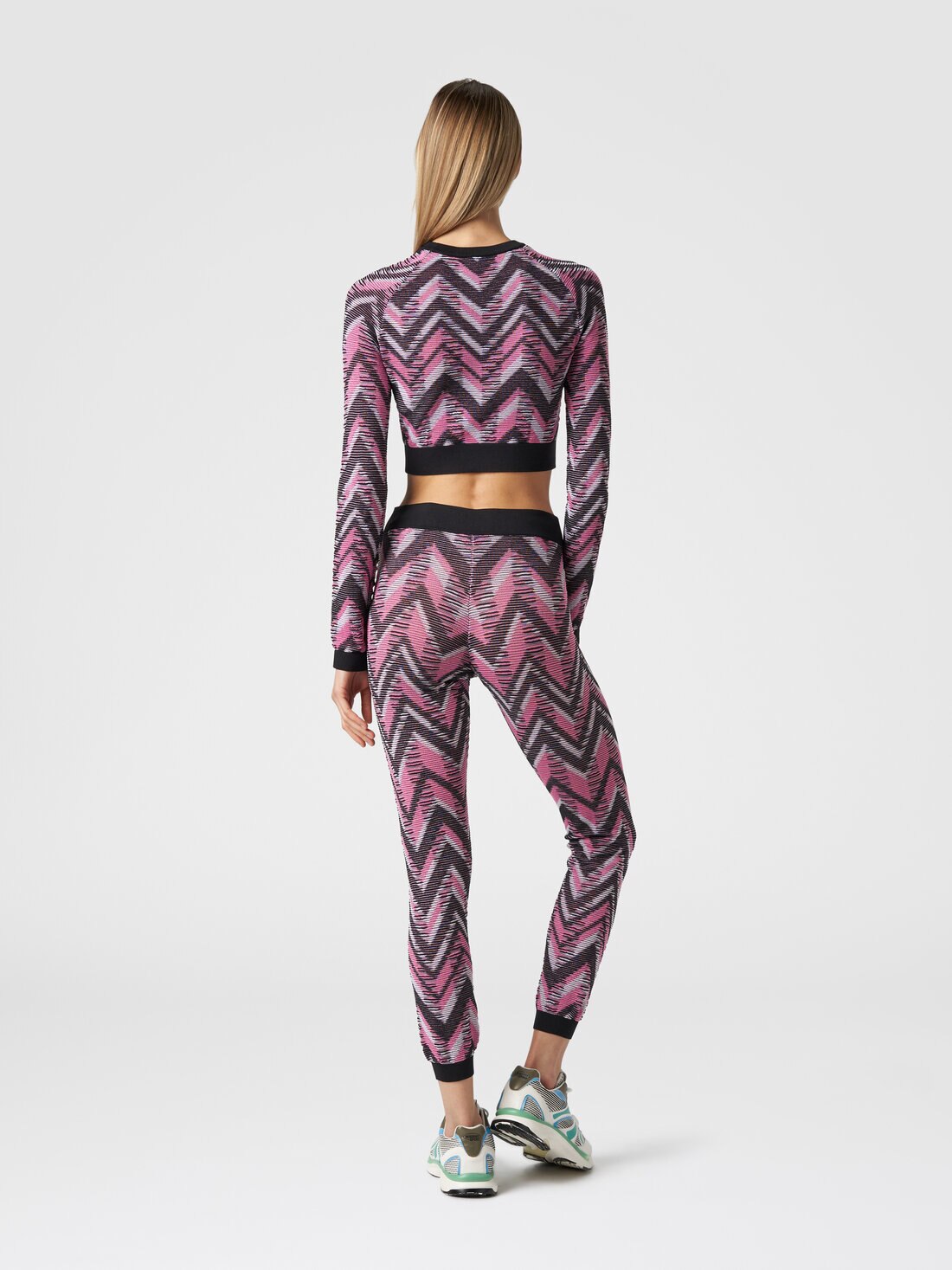 Crop top a maniche lunghe in maglia chevron con logo, Multicolore  - SS24SN03BK035YSM9BD - 2