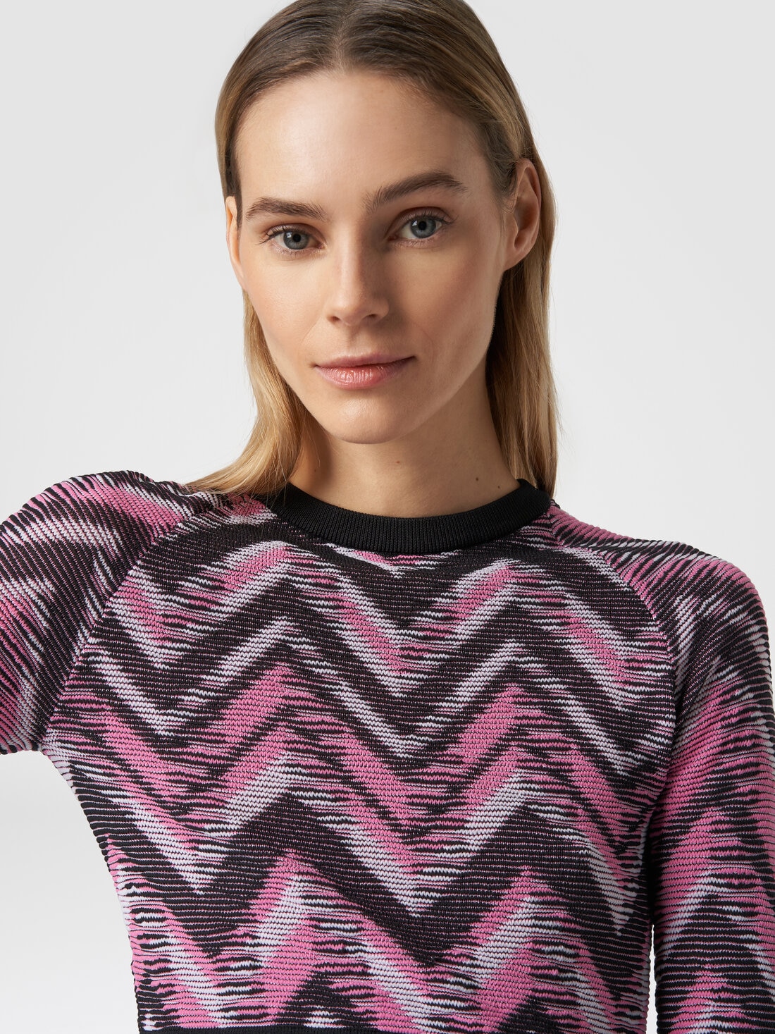 Crop top à manches longues en mailles à chevrons avec logo, Multicolore  - SS24SN03BK035YSM9BD - 4