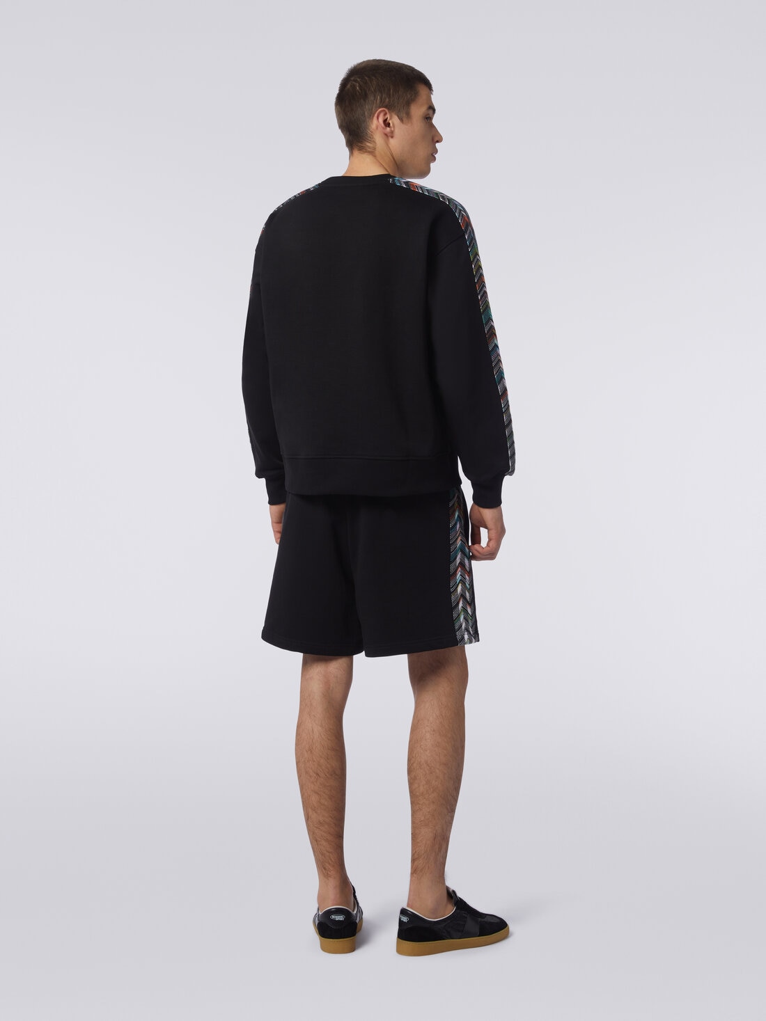 Shorts in felpa con logo e bande laterali in maglia, Nero    - TS24SI01BJ00JVS91J4 - 3