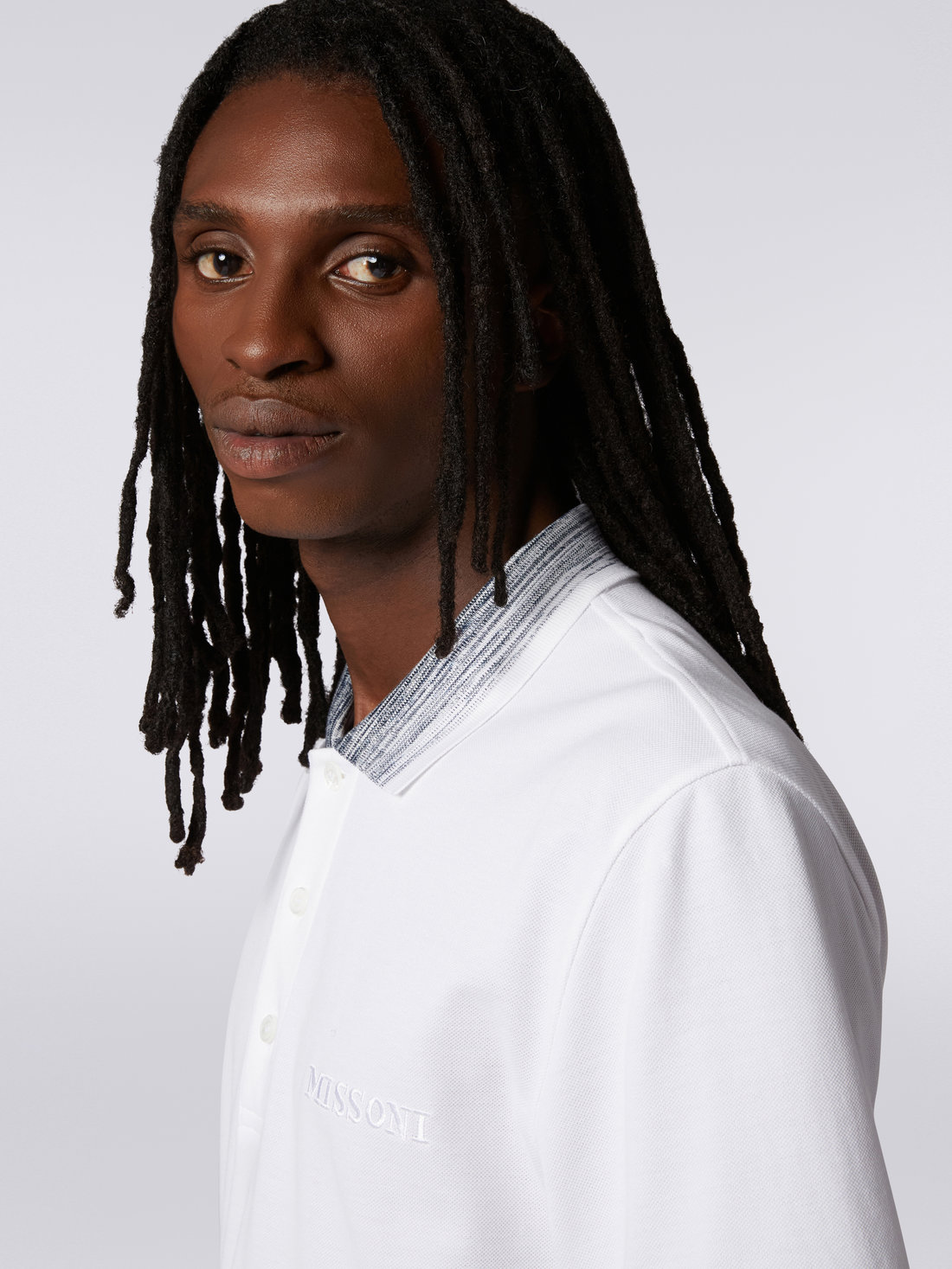 Cotton polo shirt with slub collar and logo lettering, White  - UC22W200BJ0019S00K5 - 4