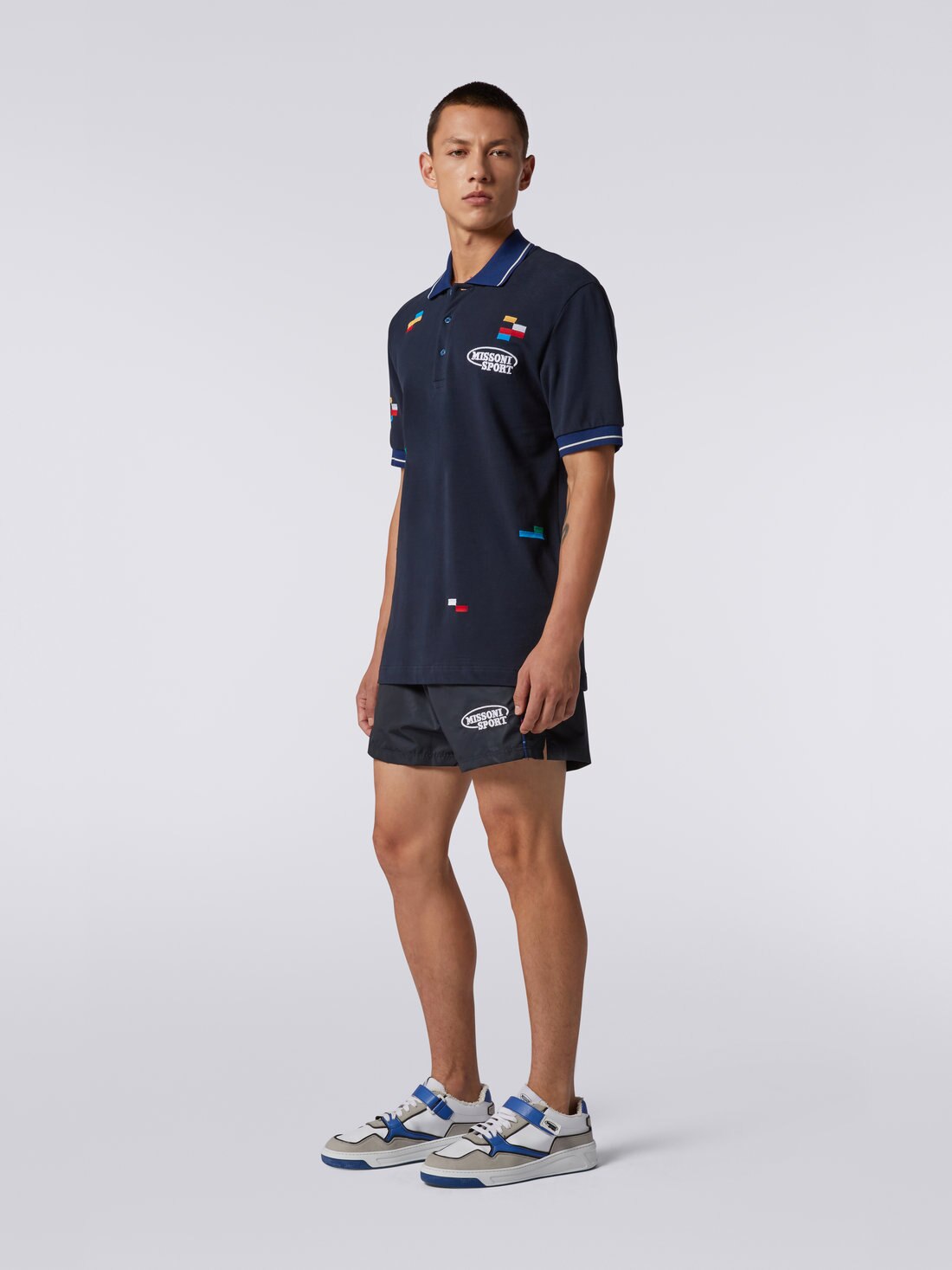 Polo de manga corta en piqué de algodón con píxeles bordados, Azul Marino  - UC23S202BJ00EFS729I - 2