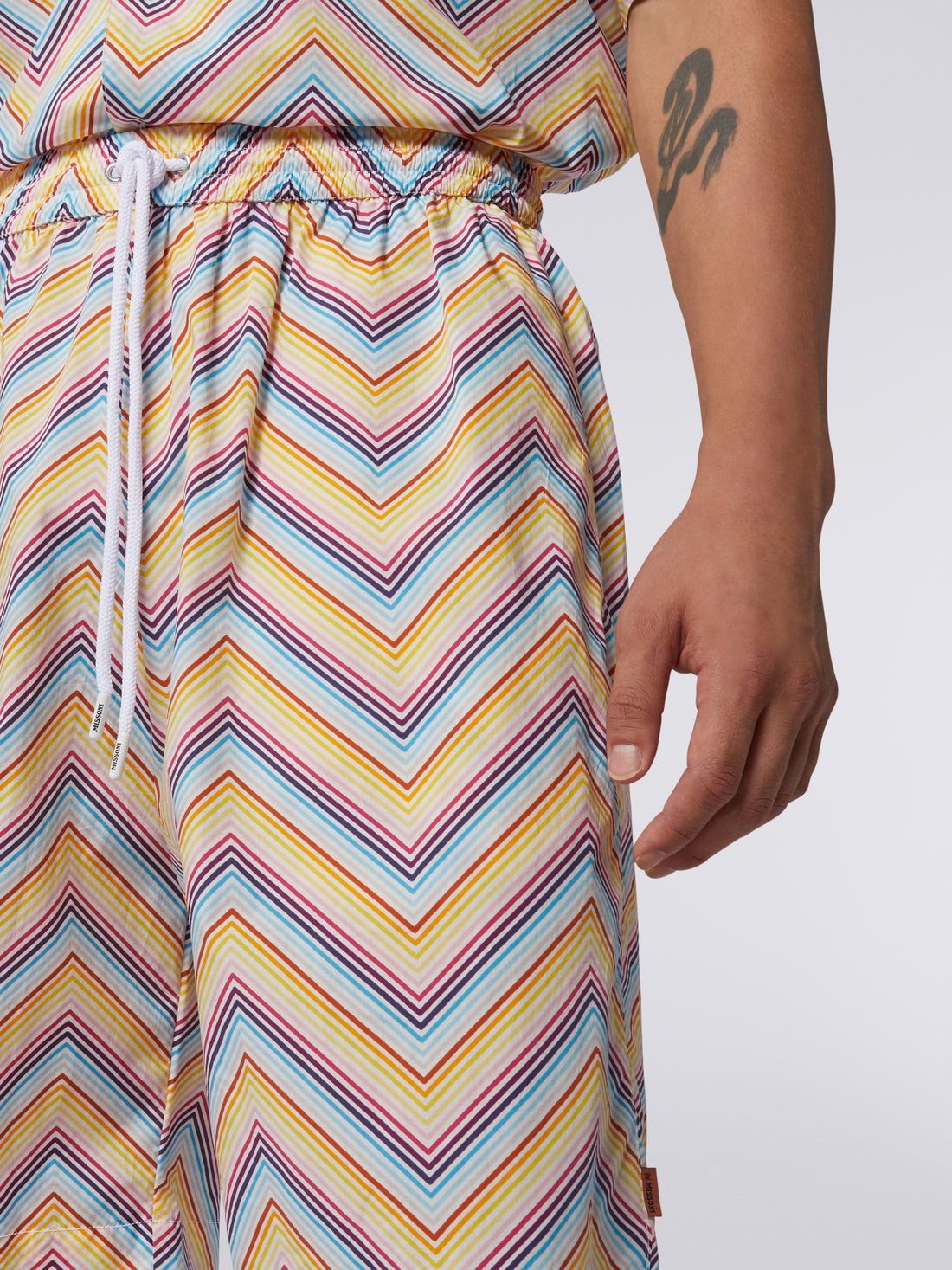 Cotton Bermuda shorts with zigzag print, Multicoloured - US23SI0CBW00MFS016L - 4