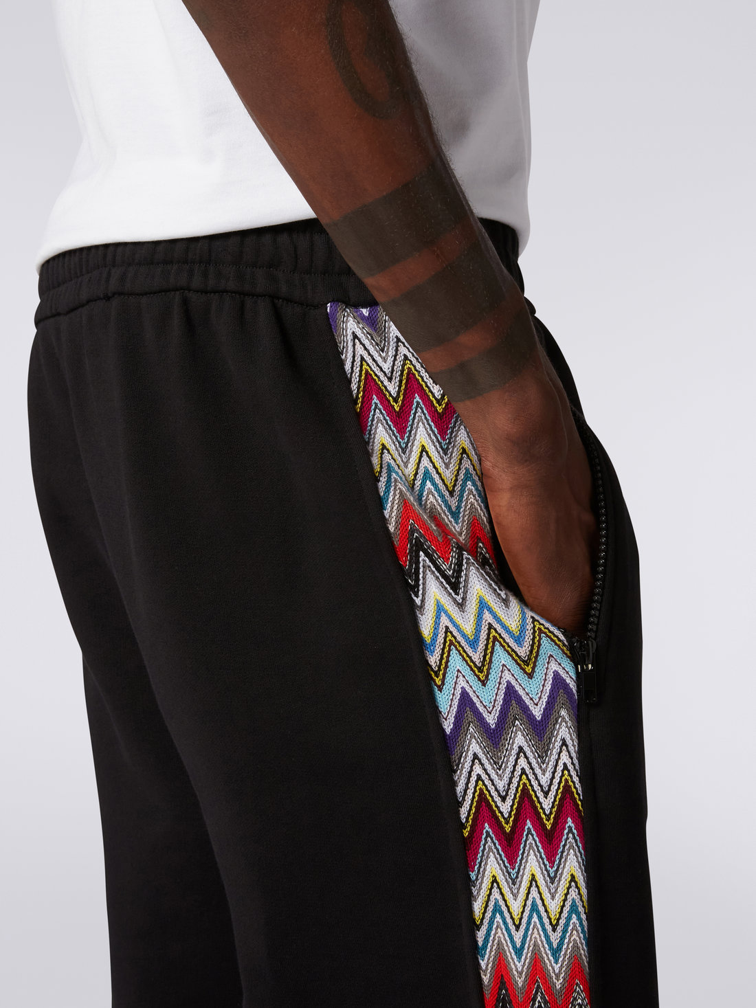 Pantaloni sportivi in felpa di cotone con inserto chevron, Nero    - US23SI0GBJ00DZS91DL - 4