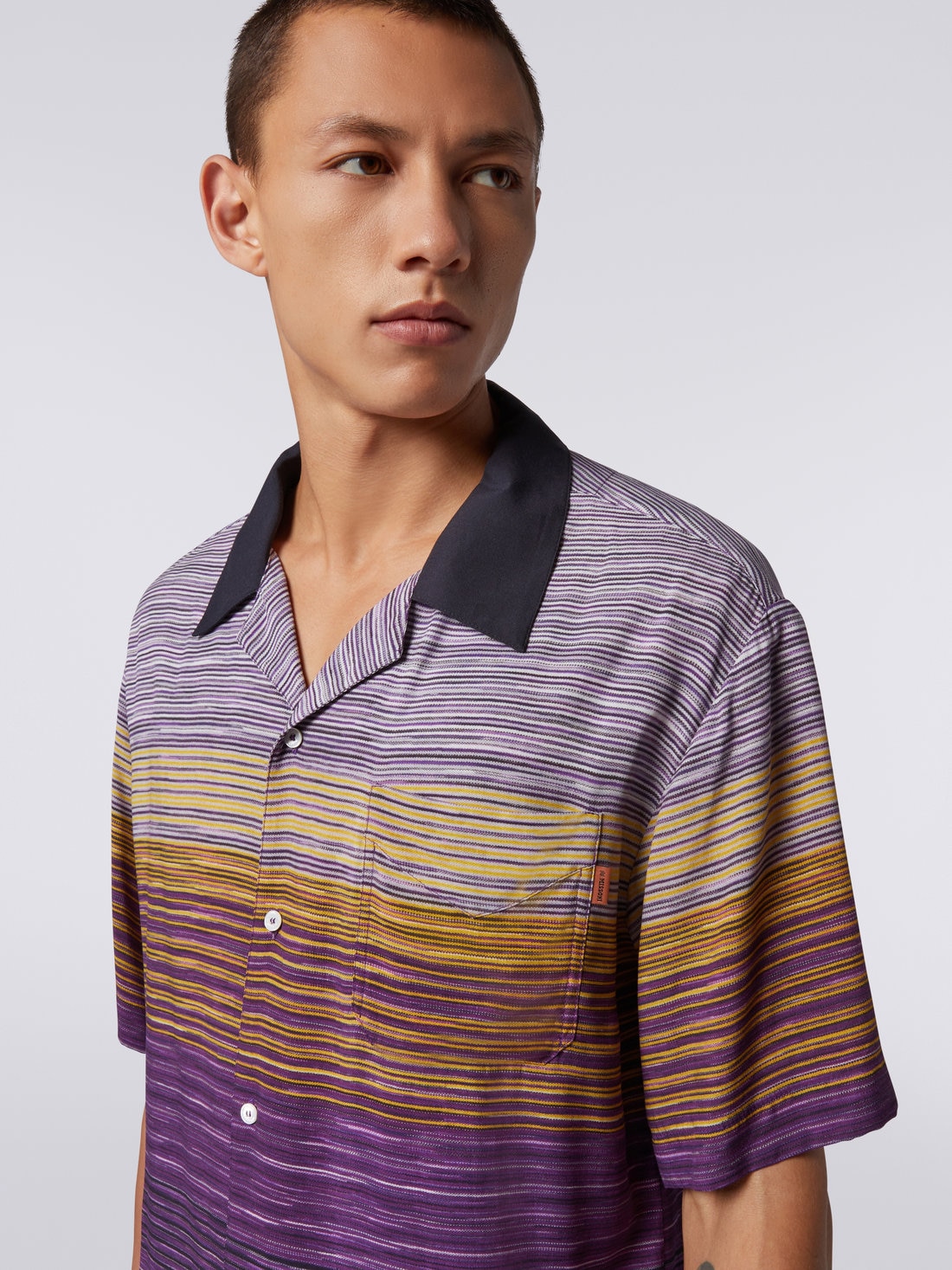 Kurzärmeliges Baumwollhemd im Bowling-Stil, Mehrfarbig  - US23SJ0RBW00M5F500R - 4