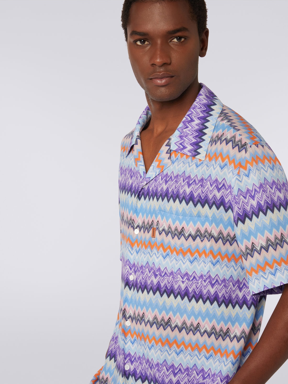 Chemise à manches courtes style bowling en viscose à chevrons, Bleu - US23SJ0RBW00PHS72CB - 4