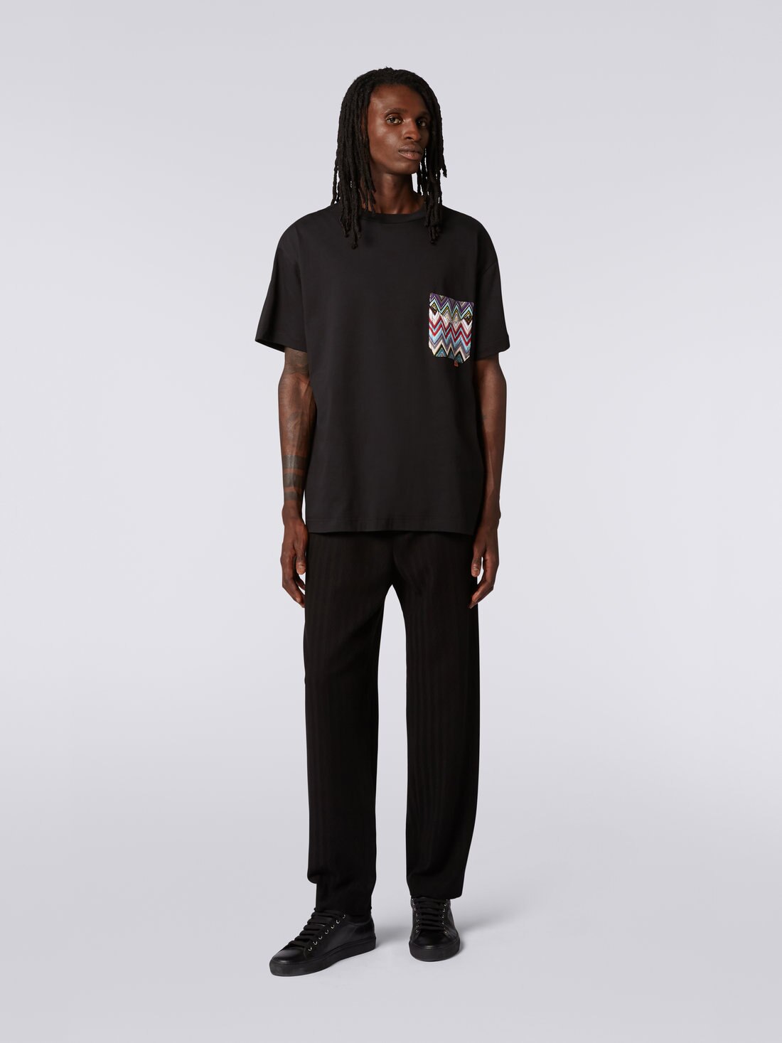 Baumwoll-T-Shirt mit Rundhalsausschnitt und mehrfarbiger Tasche aus Strick, Schwarz    - 8051575758430 - 1