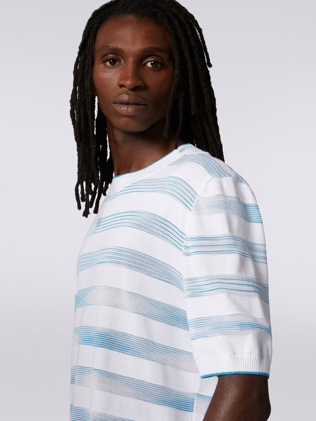 Gestreiftes T-Shirt aus Baumwolle und Viskose mit Rundhalsausschnitt, Weiß & Himmelblau - 8051575734939 - 4