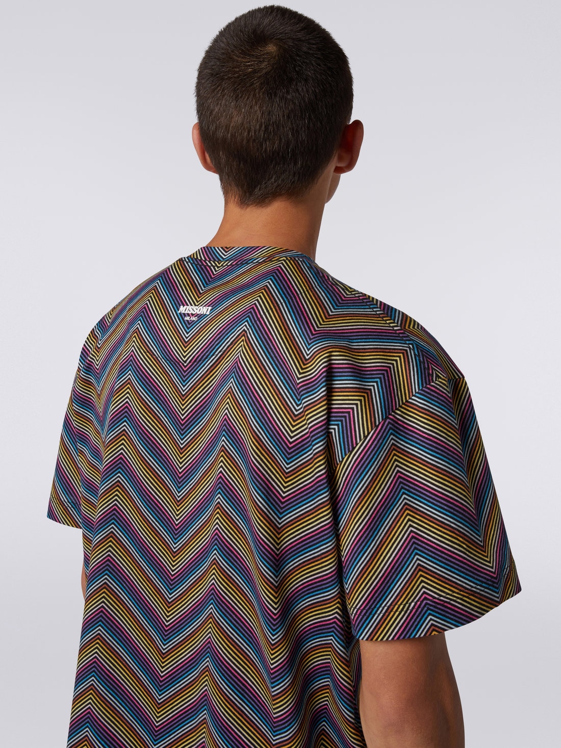 Baumwoll-T-Shirt mit Rundhalsausschnitt und durchgehendem Zickzackmuster, Mehrfarbig  - US23SL19BJ00EZS91DJ - 4