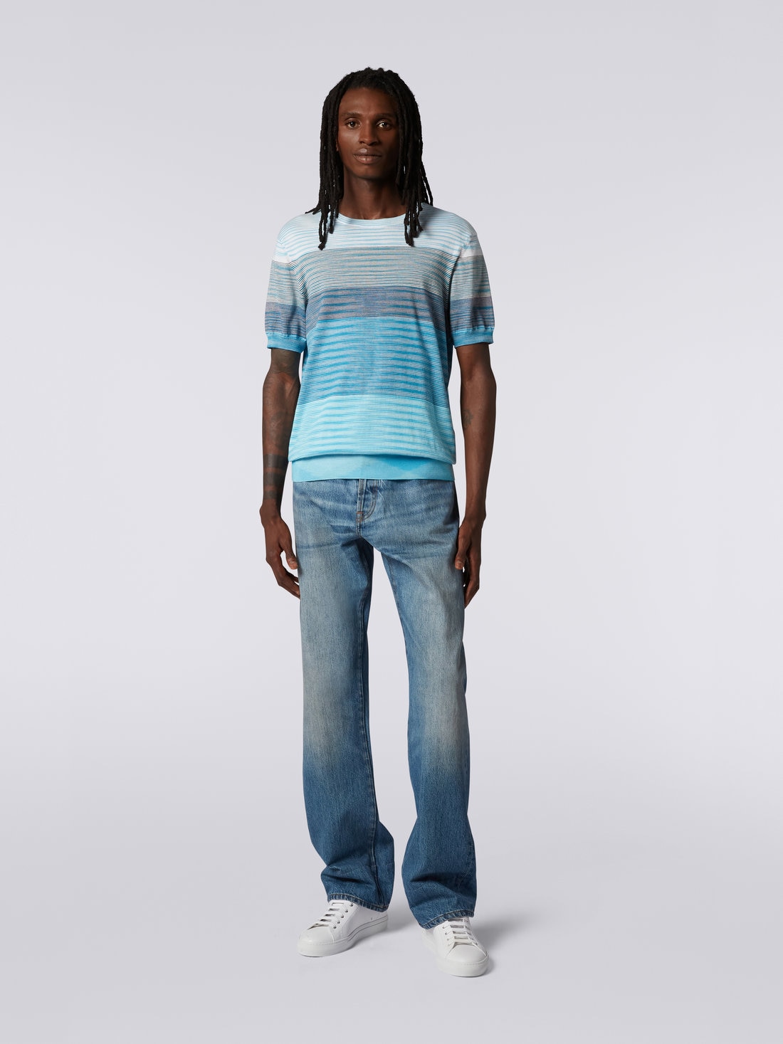 Kurzärmeliges T-Shirt aus Baumwollstrick mit Rundhalsausschnitt und Dégradé-Streifen, Weiß & Himmelblau - US23SL1CBK012QS7294 - 1
