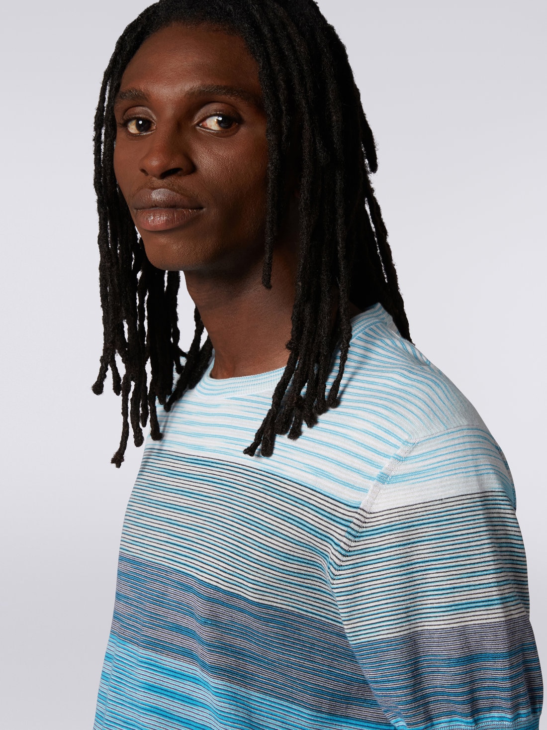 Kurzärmeliges T-Shirt aus Baumwollstrick mit Rundhalsausschnitt und Dégradé-Streifen, Weiß & Himmelblau - US23SL1CBK012QS7294 - 4