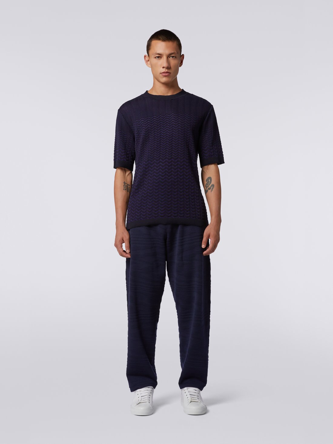Baumwoll-T-Shirt mit Rundhalsausschnitt und Ton-in-Ton-Chevronmuster, Dunkelblau  - US23SL1DBK021TS729C - 1