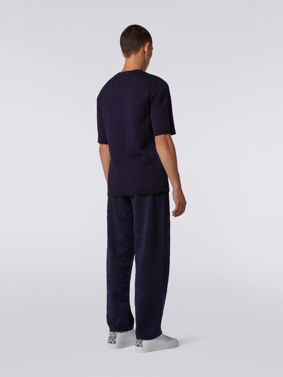 Baumwoll-T-Shirt mit Rundhalsausschnitt und Ton-in-Ton-Chevronmuster, Dunkelblau  - US23SL1DBK021TS729C - 3
