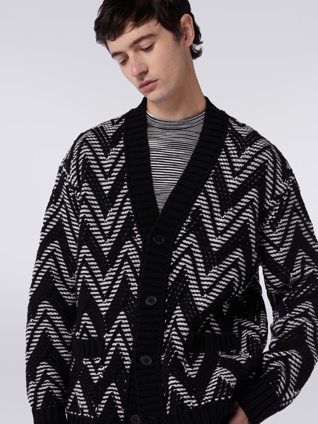 Wool cardigan with two-tone zigzag, Black & White - US23WM06BK026HS91GM - 4