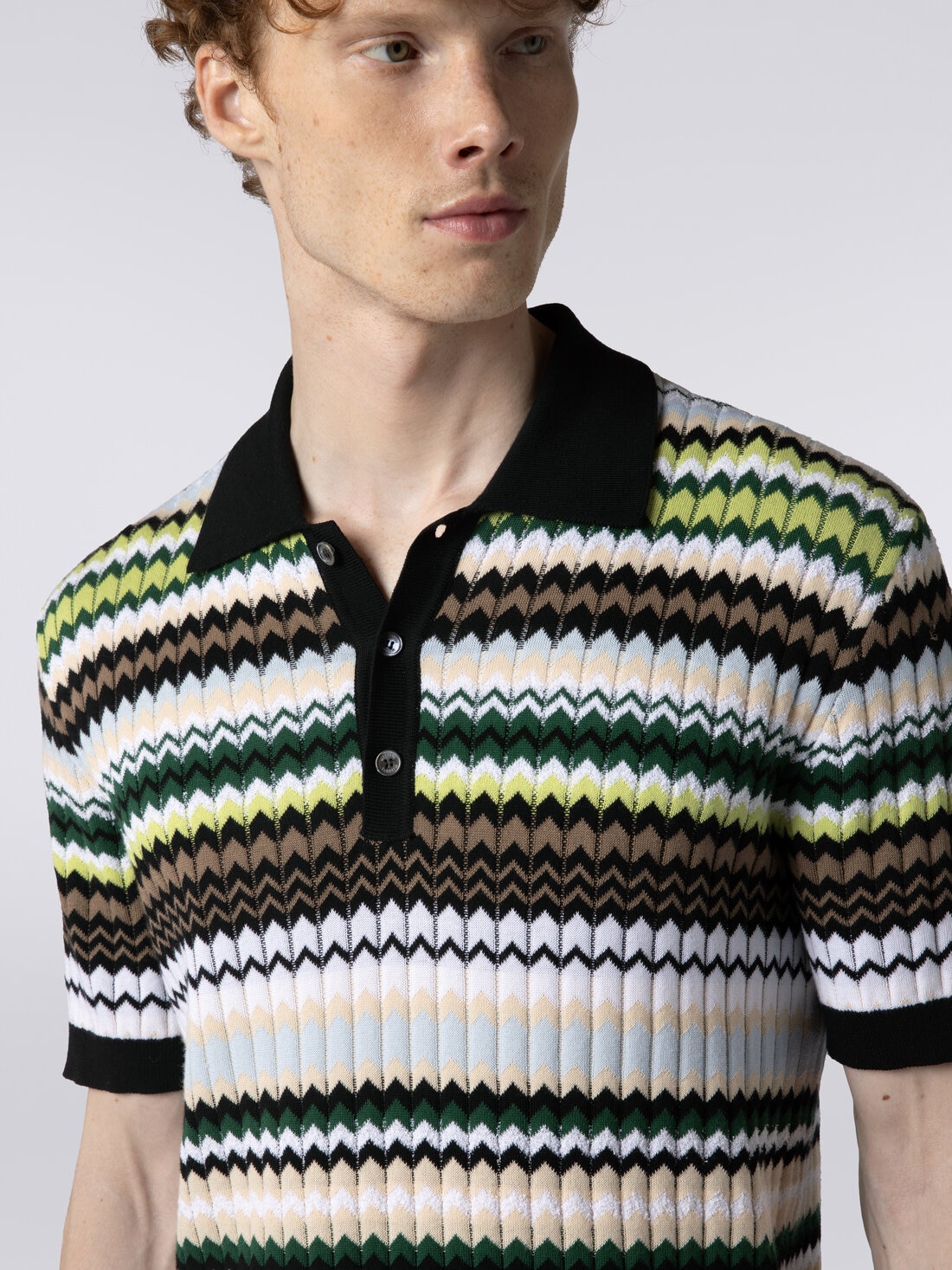 Kurzärmeliges Poloshirt aus Baumwollstrick mit Zickzackmuster, Grün  - US24S208BK034NS612S - 4