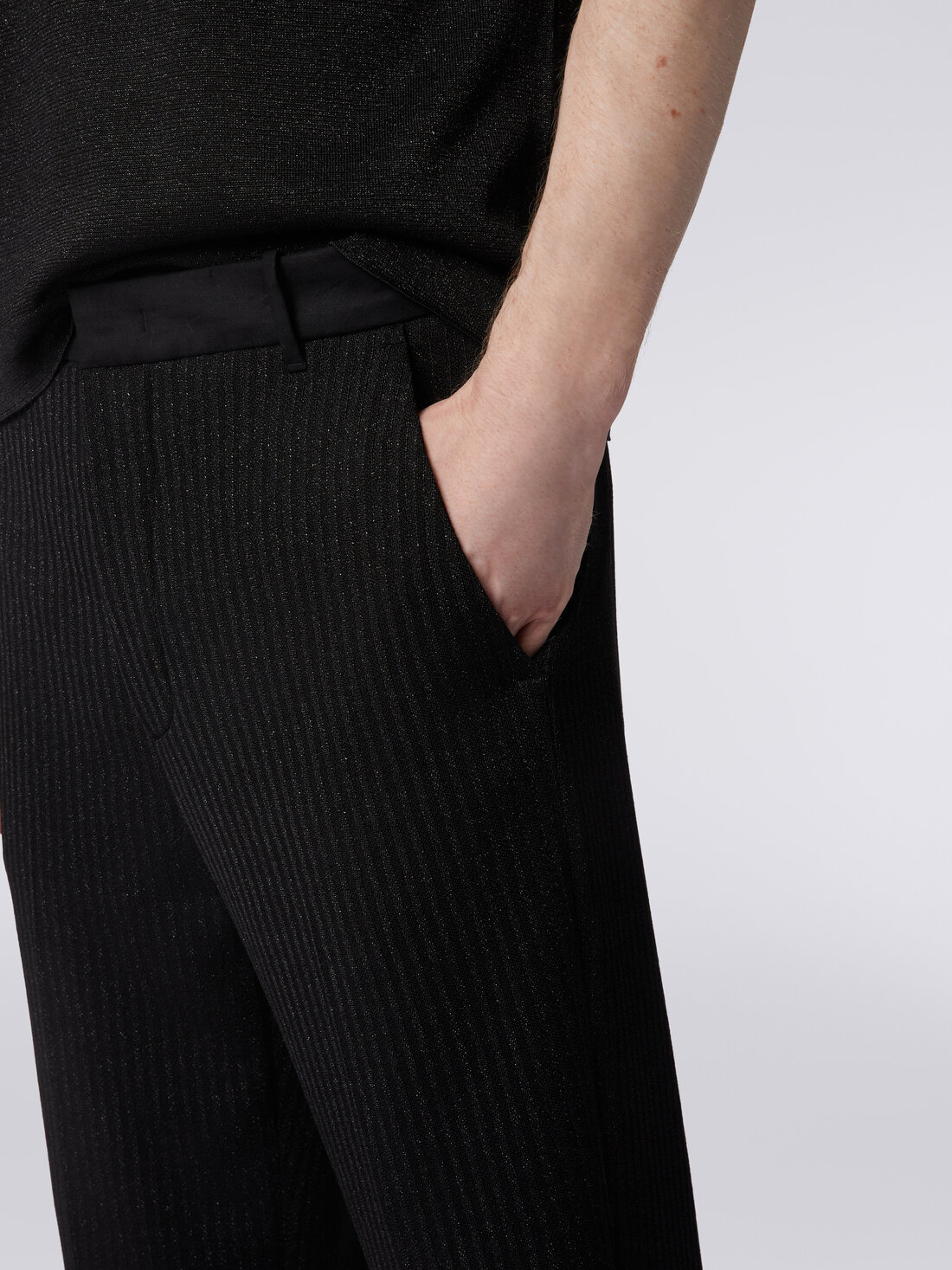 Pantalones chinos de viscosa con lúrex, Negro    - US24SI0XBR00TKS91IC - 4