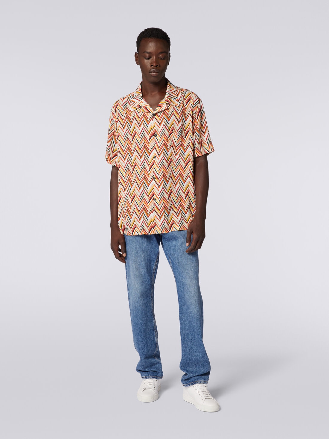 Camisa de manga corta de viscosa con estampado zigzag, Multicolor  - US24SJ0CBW00S0SM993 - 1