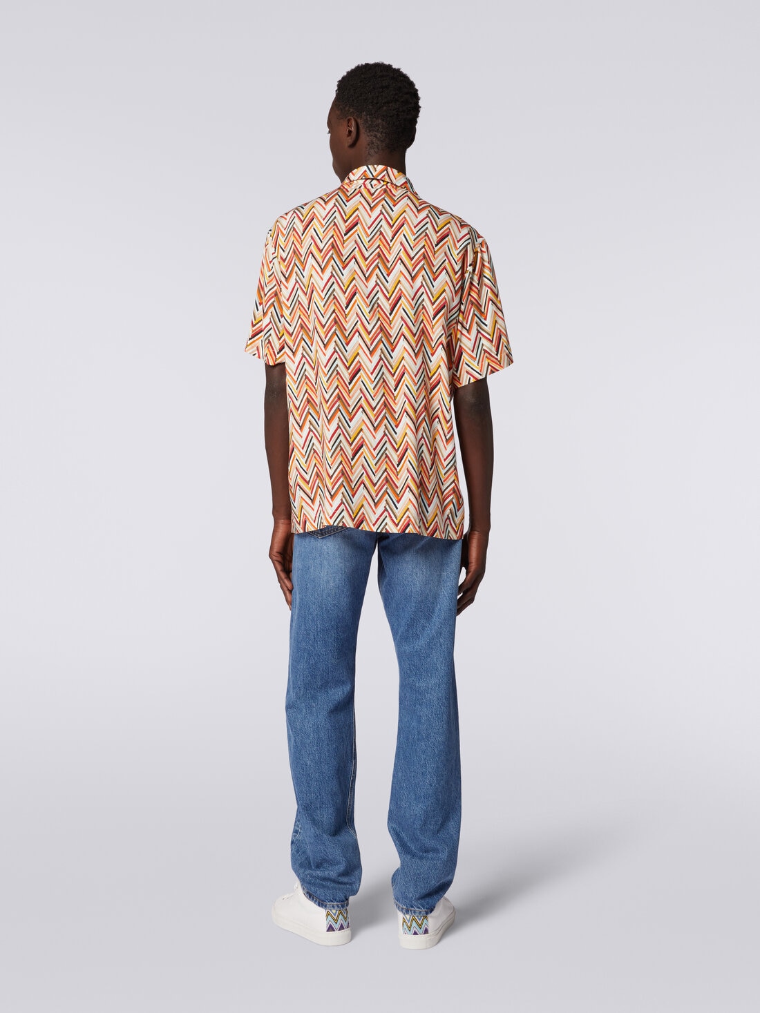 Camisa de manga corta de viscosa con estampado zigzag, Multicolor  - US24SJ0CBW00S0SM993 - 3