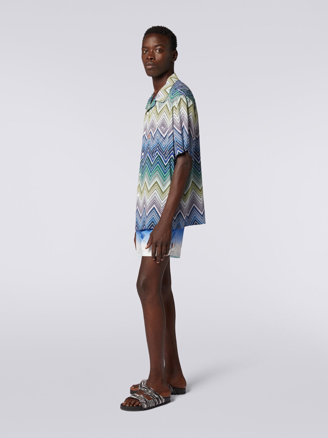 Short-sleeved shirt in viscose with large zigzag print, Multicoloured  - US24SJ0CBW00S2SM991 - 2